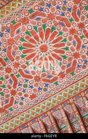 Détail d'un des plafonds décorés dans le palais de la Bahia à Marrakech, Maroc Banque D'Images