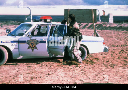 DATE DE SORTIE : Juin 18, 1999. Titre du film : Le désert bleu. STUDIO : HSX Films. PLOT : Un withroadside obsédé et son plat attractions étoiles fille Enfin découvrez le plus grand cornet de crème glacée, la pièce maîtresse pour une ancienne ville de la ruée vers l'or de la difficulté à rester sur le site. Ils finissent par rester plus longtemps que prévu en raison d'un accident qui a renversé un inconnu cola tous les ingrédients sur l'autoroute. Ils passent quelques jours avec les divers habitants de la ville qui comprennent une adolescente qui adore blow things up et un garçon en essayant de garder en vie ses pères, rêve de construire un doré Banque D'Images