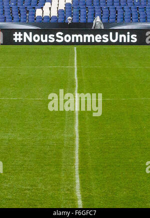 Hanovre, Allemagne. 17 novembre, 2015. Un panneau publicitaire se lit '# NousSommesUnis" à l'intérieur comme à l'arène de l'initiative de l'avant de l'international match de football entre l'Allemagne et la Hollande à Hanovre, Allemagne, 17 novembre 2015. A la suite des attentats terroristes à Paris, des mesures de sécurité ont été augmenté pour le match. PHOTO : Philipp von Ditfurth/DPA/Alamy Live News Banque D'Images