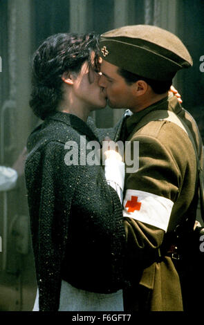 Déc 21, 1999 ; Hollywood, CA, USA ; Sandra Bullock comme Agnes von Kurowsky et Chris O'DONNELL comme Henry Villard dans la guerre romance ''In l'amour et de la guerre'' réalisé par Richard Attenborough. Banque D'Images