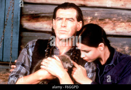 Oct 01, 1999 ; Hollywood, CA, USA ; Pierce Brosnan et Annie Galipeau en 1999 film "Grey Owl" réalisé par Richard Attenborough. Banque D'Images