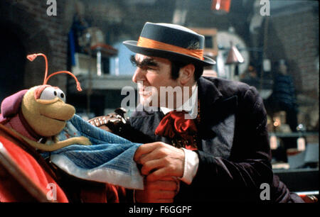 Oct 01, 1999 ; Hollywood, CA, USA ; Mandy Patinkin et son partenaire Bug dans 1999 film 'Les Aventures de Elmo Dans Grouchland' réalisé par Gary Halvorson. Banque D'Images