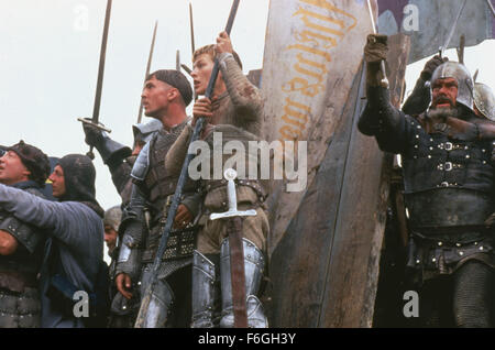 DATE DE SORTIE : 12 novembre 1999. Titre du film : Le messager l'histoire de Jeanne d'Arc STUDIO : Columbia TriStar. Résumé : En 1412, une jeune fille appelée Jeanne est née, à l'âge de 13 ans, elle a sa première vision et trouve une épée. Ans après que, en 1428, elle connaît bien sa mission est d'être débarrasser la France de l'anglais et prouver sa mission divine. Sur la photo : Milla Jovovich comme Jeanne d'Arc. Banque D'Images