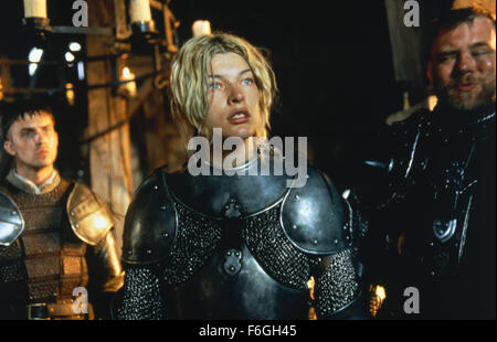 DATE DE SORTIE : 12 novembre 1999. Titre du film : Le messager l'histoire de Jeanne d'Arc STUDIO : Columbia TriStar. Résumé : En 1412, une jeune fille appelée Jeanne est née, à l'âge de 13 ans, elle a sa première vision et trouve une épée. Ans après que, en 1428, elle connaît bien sa mission est d'être débarrasser la France de l'anglais et prouver sa mission divine. Sur la photo : Milla Jovovich comme Jeanne d'Arc. Banque D'Images