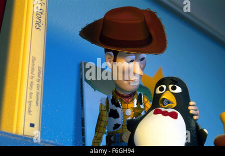 Nov 13, 1999 ; Richmond, CA, USA ; Tom Hanks et JOE RANFT comme les voix de Woody et Wheezy le pingouin dans la comédie familiale d'animation 'Toy Story 2' réalisé par John Lasseter Banque D'Images