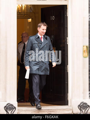 Downing Street, London, UK. 17 novembre 2015. Jeremy Hunt MP, Secrétaire britannique à la santé quitte Downing Street après une réunion du Cabinet Crédit : Ian Davidson/Alamy Live News Banque D'Images