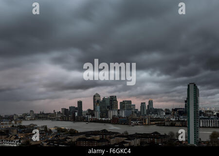 Londres, Royaume-Uni. 17 novembre, 2015. Météo France : approches tempête Barney London au coucher du soleil avec plus de 40 mph de grands vents et nuages en mouvement rapide vu au parc d'affaires de Canary Wharf et bâtiments Tamise Crédit : Guy Josse/Alamy Live News Banque D'Images