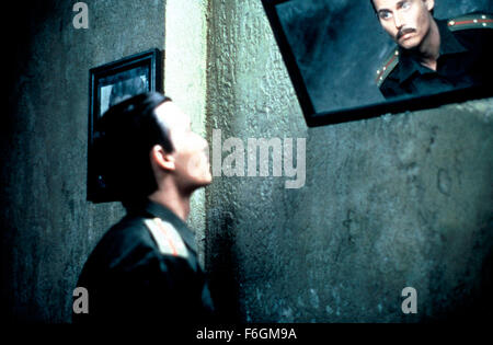 Déc 14, 2000 ; New York, NY, USA ; acteur JOHHNY Depp stars comme Lieutenant Victor en El Mar Photos de théâtre, 'Avant la tombée de la nuit." réalisé par Julian Schnabel. Banque D'Images