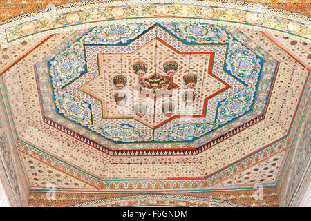 L'un des plafonds dans le palais de la Bahia à Marrakech, Maroc Banque D'Images