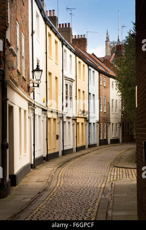 Royaume-uni, Angleterre, dans le Yorkshire, Hull, rue Prince, pastel peint terrasse de vieux centre-ville maisons dans des rues pavées lane Banque D'Images