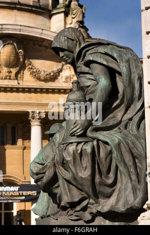 Royaume-uni, Angleterre, dans le Yorkshire, Hull, La Reine Victoria mémorial du Jubilé de diamant, en soutenant la figure holding lamp Banque D'Images