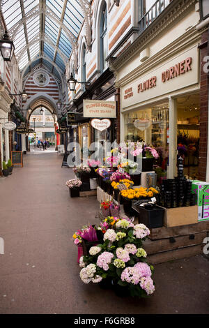 Royaume-uni, Angleterre, dans le Yorkshire, Hull, Carr Lane, boutiques dans Paragon, Arcade Coin fleurs fleuriste Banque D'Images