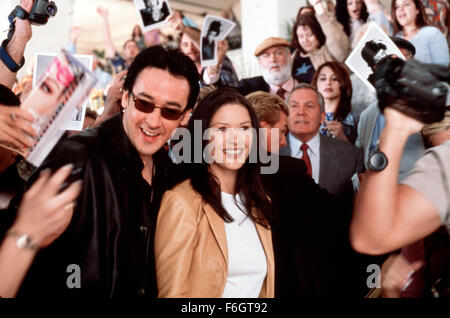 Jun 29, 2001 ; Toronto, Ontario, Canada ; John Cusack et Catherine Zeta-Jones star dans le film America's Sweethearts. Banque D'Images