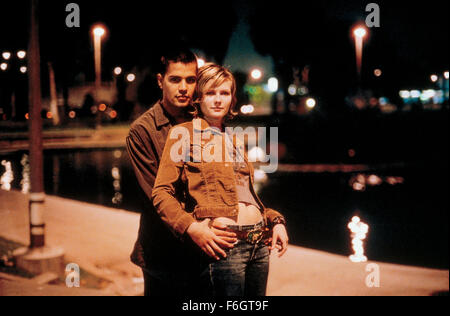 Jun 29, 2001 ; Los Angeles, CA, USA, actrice américaine Kirsten Dunst stars comme Nicole et Jay Hernandez comme Carlos dans le Touchstone Pictures théâtre romantique, 'Crazy belle." Banque D'Images