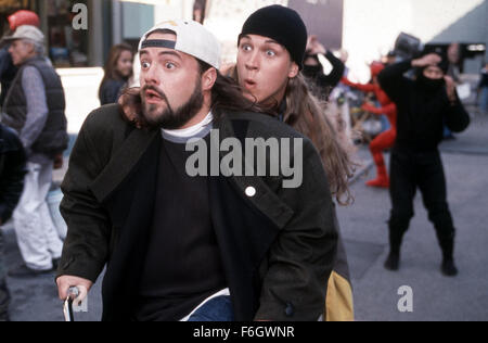 Aug 22, 2001 ; Los Angeles, CA, USA ; Kevin SMITH et JASON MEWES star que Silent Bob et Jay dans la comédie "Jay and Silent Bob Strike Back' réalisé par Kevin Smith. Banque D'Images