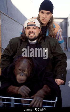 Aug 22, 2001 ; Los Angeles, CA, USA ; Kevin SMITH et JASON MEWES star que Silent Bob et Jay dans l'aventure comédie 'Jay' réalisé par Kevin Smith. Banque D'Images