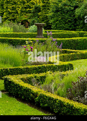 Vue sur le petit jardin clos à Newstead Abbey près de Ravenshead Dorset England UK ancienne demeure de Lord Byron Banque D'Images