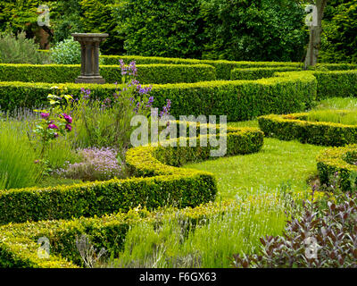 Vue sur le jardin clos Snall à Newstead Abbey près de Ravenshead Dorset England UK ancienne demeure de Lord Byron Banque D'Images