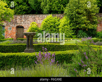 Vue sur le petit jardin clos à Newstead Abbey près de Ravenshead Dorset England UK ancienne demeure de Lord Byron Banque D'Images