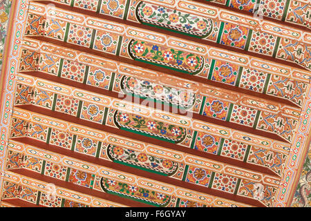 Détail d'un des plafonds décorés dans le palais de la Bahia à Marrakech, Maroc Banque D'Images