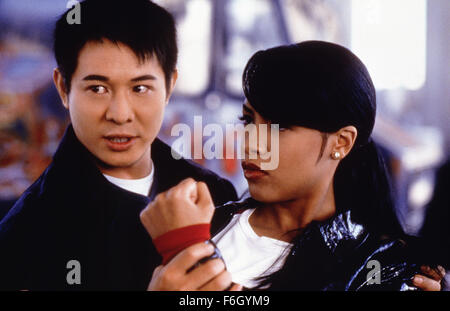 Nov 06, 2001 ; Hollywood, Californie, USA ; acteur Jet Li que Han chanter et à la fin de l'actrice/chanteuse AALIYAH que trish O'Day dans le film "Romeo Must Die" réalisé par Eric Bernt.. (Crédit Image : ) Banque D'Images