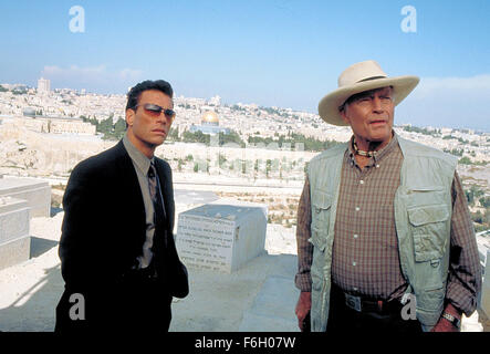 Dec 13, 2001 - Jérusalem, Israël - JEAN-CLAUDE VAN DAMME et Charlton Heston star comme Rudy Cafmeyer/Charles Le Vaillant et le professeur Finley dans le théâtre d'action palpitante 'l'ordre' réalisé par Sheldon Lettich. Banque D'Images