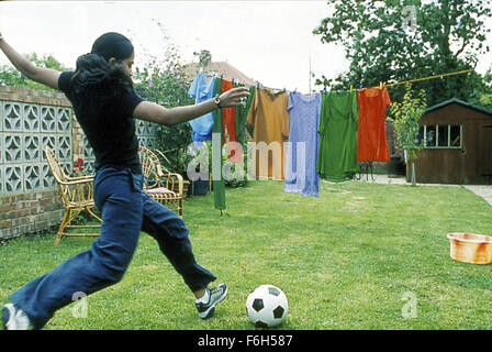 Feb 20, 2002 ; Londres, Angleterre, Royaume-Uni ; droit de Gurinder Chadha's comedy drama 'Bend It Like Beckham' avec PARMINDER NAGRA comme Jesminder 'Jess' Bhamra. Banque D'Images