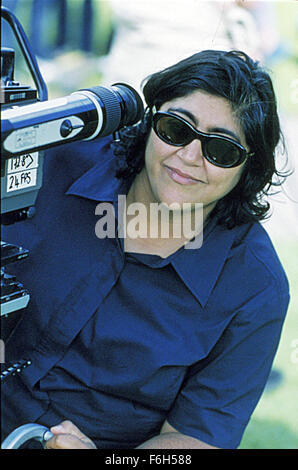 Feb 20, 2002 ; London, England, UK ; Image GURINDER CHADHA sur l'ensemble de sa comédie drame 'Bend It Like Beckham'. Banque D'Images