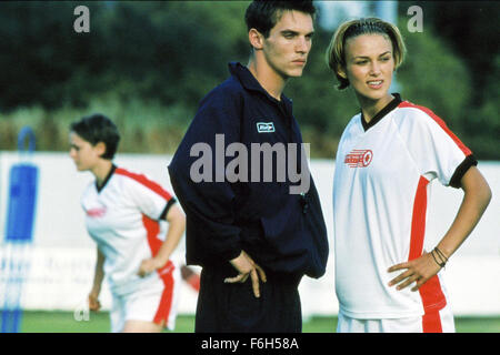 Feb 20, 2002 ; Londres, Angleterre, Royaume-Uni ; droit de Gurinder Chadha's comedy drama 'Bend It Like Beckham' avec Jonathan Rhys-MEYERS que Joe et Keira Knightley comme Juliette 'Jules' Paxton. c Copyright 2002 par Fox Searchlight Pictures Banque D'Images