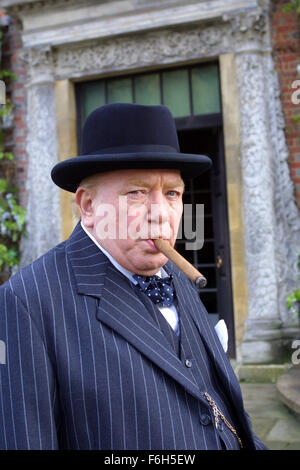 Apr 27, 2002 ; Hollywood, CA, USA ; Albert Finney comme Winston Churchill dans le drame ''The Gathering Storm'' réalisé par Richard Loncraine. Banque D'Images