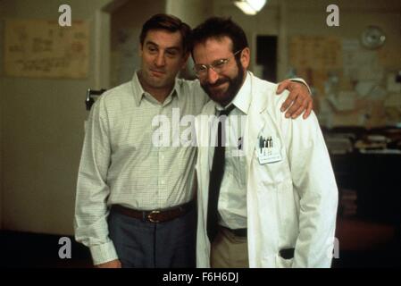 DATE DE SORTIE : Décembre 20, 1990 TITRE DE LA VIDÉO : Awakenings STUDIO : Columbia Pictures Corporation Réalisateur : Penny Marshall PLOT : un nouveau médecin se retrouve avec une salle pleine de patients comateux. Il est dérangé par eux et le fait qu'ils ont été dans le coma pendant des décennies avec aucun espoir de guérison. Lorsqu'il trouve un remède chimique possible il obtient la permission d'essayer sur l'un d'entre eux. Quand le premier patient se réveille, il est maintenant un adulte ayant disparu dans un coma dans son adolescence. Le film puis fait ses délices de la nouvelle prise de conscience des patients et ensuite sur les réactions de leurs proches à l'évolution de Banque D'Images