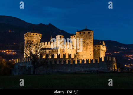 Le soir tombe sur le château de Fenis en Vallée d'Aoste (Italie) Banque D'Images