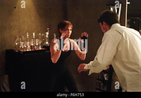 DATE DE SORTIE : Mai 24, 2002. Titre du film : assez. STUDIO : Columbia Pictures. Résumé : Sur la course d'un mari violent, une jeune mère commence à former elle-même à se défendre. Photo : Jennifer Lopez. Banque D'Images