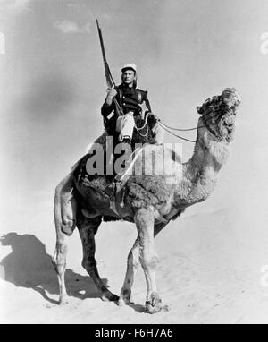 1939, le titre du film : beau geste, Réalisateur : William WELLMAN, Studio : Paramount, Photo : CAMEL, vêtements, Gary Cooper, l'uniforme de la légion étrangère, carabine, armes. (Crédit Image : SNAP) Banque D'Images