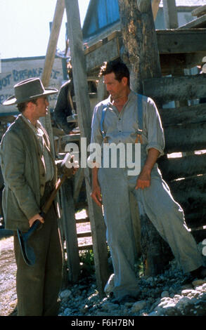 Mar 16, 2002 ; Hollywood, CA, USA ; Robin Dunne (à gauche) en tant que jeune Samuel Clemens et ERIC ROBERTS comme le contremaître dans le drame ''à la dure'' réalisé par Charles Martin Smith. Banque D'Images