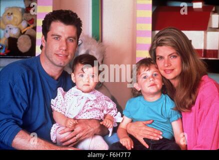 DATE DE SORTIE : Décembre 14, 1990 TITRE DE LA VIDÉO : Regardez qui parle trop STUDIO : TriStar Pictures Réalisateur : Amy Heckerling PLOT : petits bébés commentaires sur les désaccords entre un mari et femme. Sur la photo : Kirstie Alley comme Mollie, MEGAN MILNER comme Julie, LORNE SUSSMAN comme Mikey, et John Travolta comme James. (Crédit Image : c/Entertainment TriStar Pictures) Banque D'Images