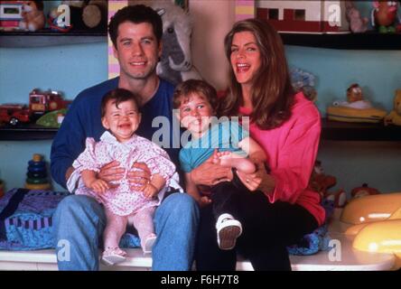 DATE DE SORTIE : Décembre 14, 1990 TITRE DE LA VIDÉO : Regardez qui parle trop STUDIO : TriStar Pictures Réalisateur : Amy Heckerling PLOT : petits bébés commentaires sur les désaccords entre un mari et femme. Sur la photo : Kirstie Alley comme Mollie, MEGAN MILNER comme Julie, LORNE SUSSMAN comme Mikey, et John Travolta comme James. (Crédit Image : c/Entertainment TriStar Pictures) Banque D'Images