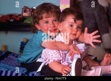 DATE DE SORTIE : Décembre 14, 1990 TITRE DE LA VIDÉO : Regardez qui parle trop STUDIO : TriStar Pictures Réalisateur : Amy Heckerling PLOT : petits bébés commentaires sur les désaccords entre un mari et femme. Sur la photo : MEGAN MILNER comme Julie et LORNE SUSSMAN comme Mikey. (Crédit Image : c/Entertainment TriStar Pictures) Banque D'Images