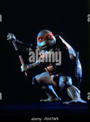 DATE DE SORTIE : Mars 30, 1990 TITRE DE LA VIDÉO : Teenage Mutant Ninja Turtles STUDIO : 888 Productions Réalisateur : Steve Barron PLOT : un quatuor de tortues humanoïdes formés par leur mentor en ninjitsu doivent apprendre à s'unir pour faire face à la menace d'une déchiqueteuse et le Foot Clan. Sur la photo : Michelan Sisti comme Michel-ange. (Crédit Image : c'/photos) Banque D'Images