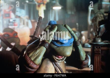 DATE DE SORTIE : Mars 30, 1990 TITRE DE LA VIDÉO : Teenage Mutant Ninja Turtles STUDIO : 888 Productions Réalisateur : Steve Barron PLOT : un quatuor de tortues humanoïdes formés par leur mentor en ninjitsu doivent apprendre à s'unir pour faire face à la menace d'une déchiqueteuse et le Foot Clan. Sur la photo : David Forman que Leonardo. (Crédit Image : c 888 Productions/photos) Banque D'Images