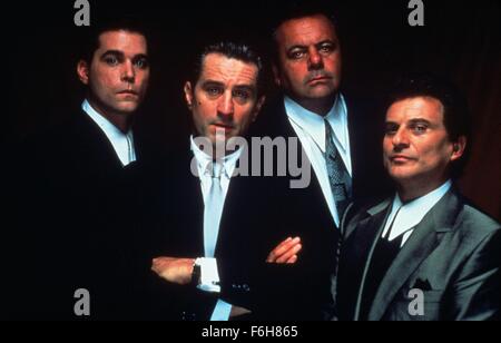 DATE DE SORTIE : Septembre 19, 1990 TITRE DE LA VIDÉO : Les Affranchis STUDIO : CBS Directeur : Martin Scorsese Résumé : L'histoire d'Irish-Italian-américain, Henry Hill, et comment il vit la vie de jour en jour en tant que membre de la Mafia. Basé sur une histoire vraie, l'intrigue tourne autour de Henry et ses deux amis Jimmy et Tommy instable comme ils ont peu à peu monter l'échelle de la petite criminalité de meurtres violents. Photo : Robert De Niro, James Conway (deuxième à gauche), Ray Liotta comme Henry Hill (gauche), Joe Pesci comme Tommy DeVito (droite) et réalisateur Martin Scorsese. (Crédit Image : c Warner Bros Pictures/Pi Banque D'Images