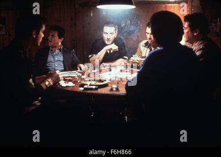 DATE DE SORTIE : Septembre 19, 1990 TITRE DE LA VIDÉO : Les Affranchis STUDIO : CBS Directeur : Martin Scorsese Résumé : L'histoire d'Irish-Italian-américain, Henry Hill, et comment il vit la vie de jour en jour en tant que membre de la Mafia. Basé sur une histoire vraie, l'intrigue tourne autour de Henry et ses deux amis Jimmy et Tommy instable comme ils ont peu à peu monter l'échelle de la petite criminalité de meurtres violents. Photo : Robert De Niro, James Conway. (Crédit Image : c Warner Bros Pictures/photos) Banque D'Images