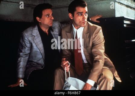 DATE DE SORTIE : Septembre 19, 1990 TITRE DE LA VIDÉO : Les Affranchis STUDIO : CBS Directeur : Martin Scorsese Résumé : L'histoire d'Irish-Italian-américain, Henry Hill, et comment il vit la vie de jour en jour en tant que membre de la Mafia. Basé sur une histoire vraie, l'intrigue tourne autour de Henry et ses deux amis Jimmy et Tommy instable comme ils ont peu à peu monter l'échelle de la petite criminalité de meurtres violents. Photo : Joe Pesci comme Tommy DeVito et Ray Liotta comme Henry Hill. (Crédit Image : c Warner Bros Pictures/photos) Banque D'Images