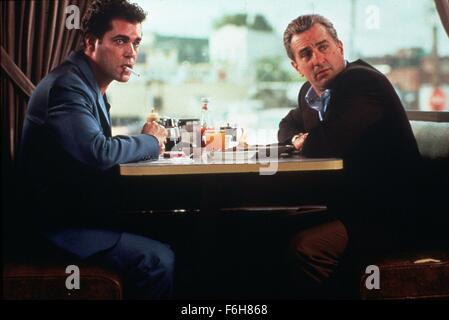 DATE DE SORTIE : Septembre 19, 1990 TITRE DE LA VIDÉO : Les Affranchis STUDIO : CBS Directeur : Martin Scorsese Résumé : L'histoire d'Irish-Italian-américain, Henry Hill, et comment il vit la vie de jour en jour en tant que membre de la Mafia. Basé sur une histoire vraie, l'intrigue tourne autour de Henry et ses deux amis Jimmy et Tommy instable comme ils ont peu à peu monter l'échelle de la petite criminalité de meurtres violents. Photo : Robert DeNIRO comme James Conway et Ray Liotta comme Henry Hill. (Crédit Image : c Warner Bros Pictures/photos) Banque D'Images