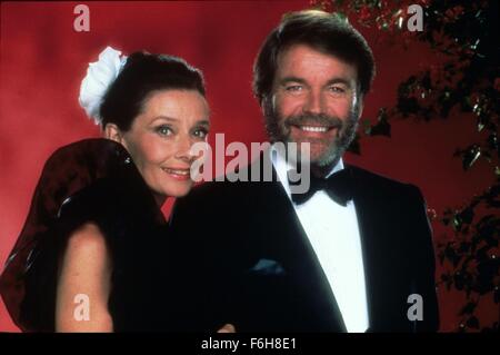 1987, le titre du film : L'AMOUR ENTRE LES VOLEURS, Réalisateur : Roger Young, Photo : Audrey Hepburn, ROBERT WAGNER, TUXEDO, bras dessus bras dessous, barbe, romance, riches. (Crédit Image : SNAP) Banque D'Images