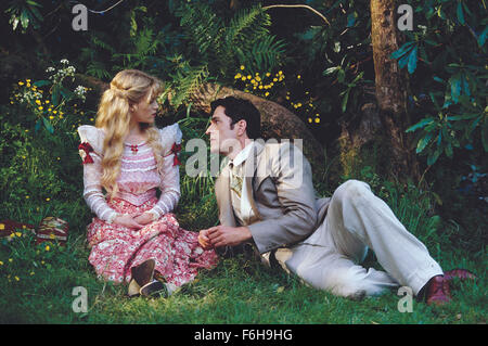 Avril 15, 2002 ; Hollywood, CA, USA ; Image de Oliver Parker's comédie drame "l'importance d'être Ernest' avec Rupert Everett, Algy et Reese Witherspoon comme Cecily. Banque D'Images