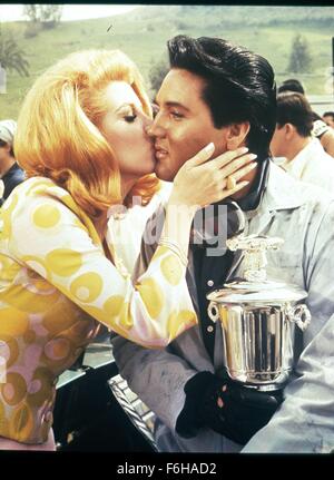 1966, le titre du film : SPINOUT, Directeur : NORMAN TAUROG, Studio : MGM, Photo : embrasser, DIANE McBAIN, ELVIS PRESLEY, ROMANCE. (Crédit Image : SNAP) Banque D'Images