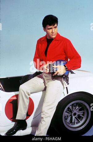 1966, le titre du film : SPINOUT, Directeur : NORMAN TAUROG, Studio : MGM, Photo : 1966, des vêtements, de la couleur, d'ELVIS PRESLEY, COURSE VOITURE, ROUGE, NORMAN TAUROG, véhicule, veste coupe-vent. (Crédit Image : SNAP) Banque D'Images