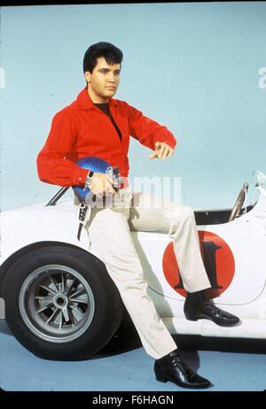 1966, le titre du film : SPINOUT, Directeur : NORMAN TAUROG, Studio : MGM, Photo : 1966, des vêtements, de la couleur, d'ELVIS PRESLEY, COURSE VOITURE, ROUGE, NORMAN TAUROG, véhicule, veste coupe-vent. (Crédit Image : SNAP) Banque D'Images