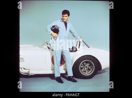 1966, le titre du film : SPINOUT, Directeur : NORMAN TAUROG, Studio : MGM, Photo : ELVIS PRESLEY, voiture de course, NORMAN TAUROG, véhicule. (Crédit Image : SNAP) Banque D'Images